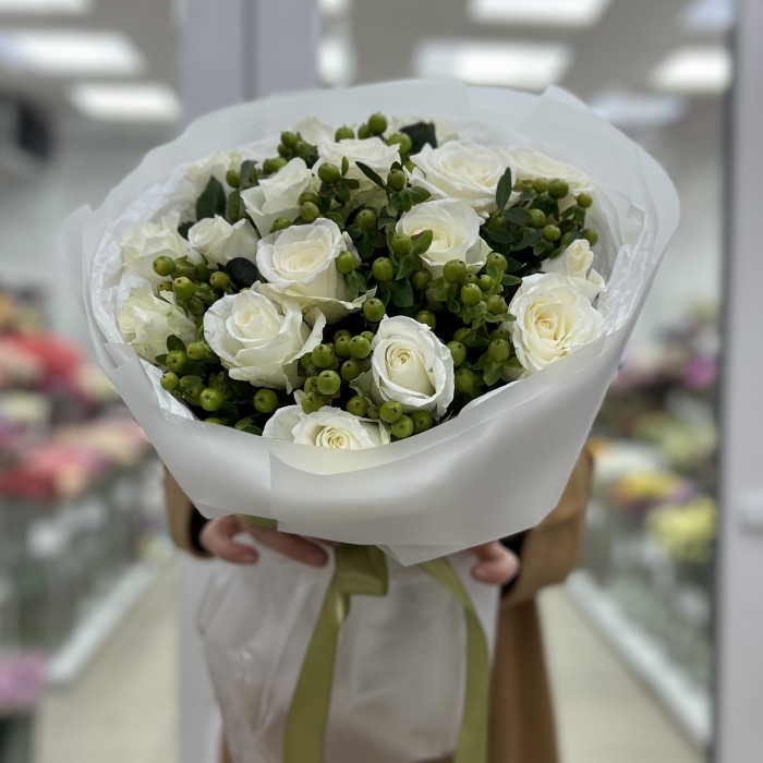 17 белых роз с гиперикумом